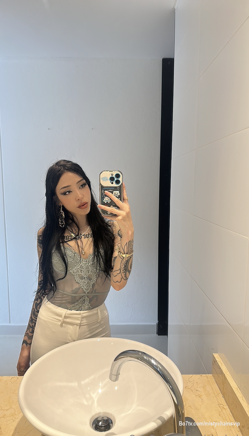 Mirror mirror who is prettier than me 💋🥰